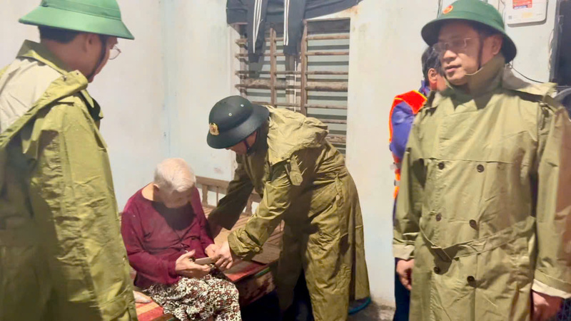 Lãnh đạo thành phố Huế tặng quà cho những người già, hộ neo đơn. Ảnh: Nguyễn Tuấn