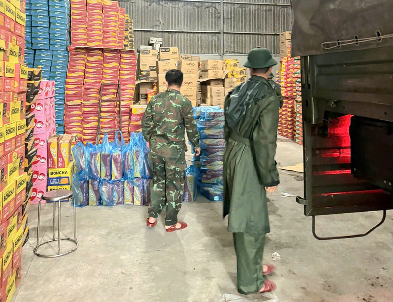 Sở Công Thương thành phố Huế chỉ đạo các đơn vị liên quan xuất hàng hoá dự trữ phòng chống thiên tai về địa phương để hỗ trợ người dân vùng lũ. Ảnh: Nguyễn Tuấn