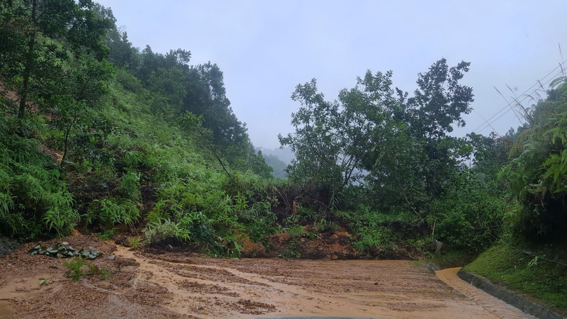 Mưa lớn nhiều ngày gây sạt lở nghiêm trọng, chia cắt giao thương nhiều xã miền núi. Ảnh: Sạt lở đường Hồ Chí Minh từ xã Đông Giang lên xã A Vương
