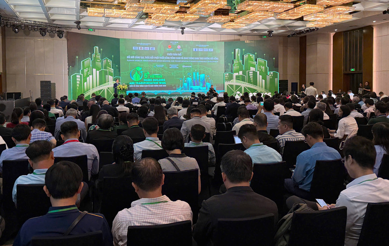 Phiên toàn thể với chủ đề "Đổi mới sáng tạo, thúc đẩy công trình xanh và giao thông xanh theo hướng bền vững", thu hút sự quan tâm của công đồng doanh nghiệp. Ảnh: Minh Khuê.