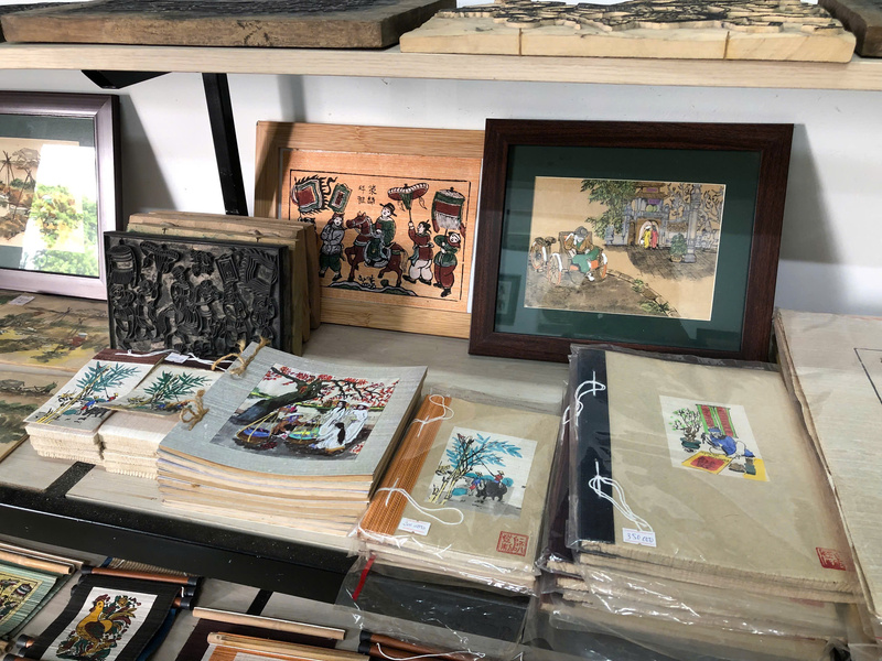 Tranh Đông Hồ được ứng dụng vào đồ trang trí, vật dụng hàng ngày. Ảnh: Ngọc Linh