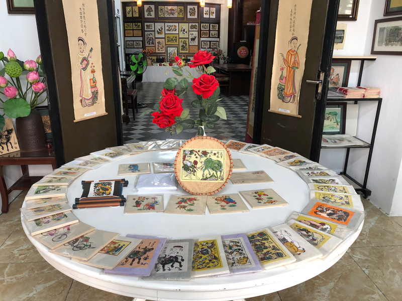 Không gian trưng bày tranh ở Gian hàng trưng bày giới thiệu & bán sản phẩm Tranh dân gian Đông Hồ của Nghệ nhân Nguyễn Đăng Chế tại Hà Nội. Ảnh: Ngọc Linh