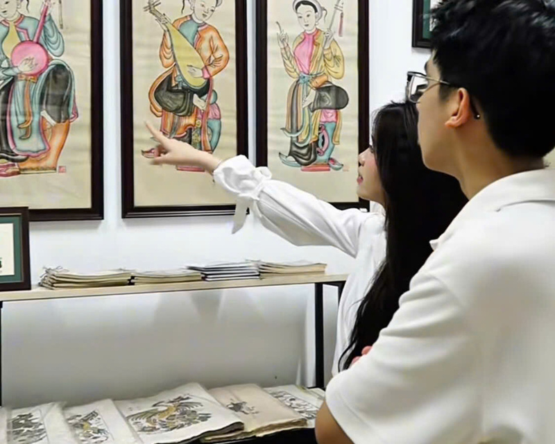 Hoạt động trải nghiệm và tìm hiểu về tranh Đông Hồ của nhóm. Ảnh: Tư liệu dự án