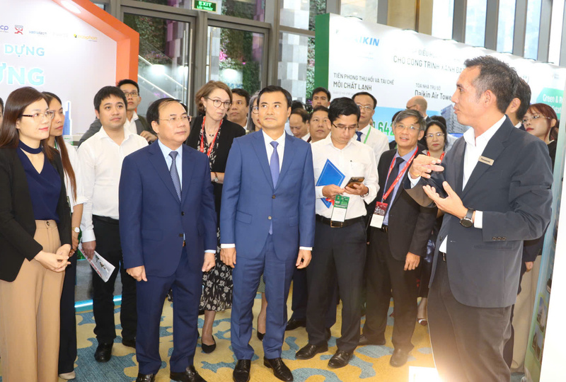 Lãnh đạo Bộ Xây dựng, UBND TP. Hồ Chí Minh và các đại biểu tham quan gian hàng triển lãm trong khuổn khổ sự kiện. Ảnh: Minh Khuê.