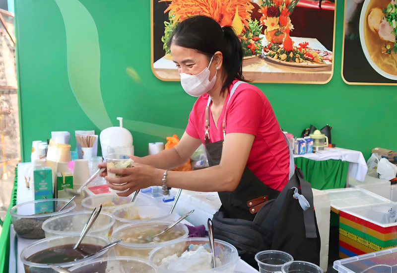 Chủ quầy chè cố đô Huế phục vụ không lúc nào ngơi nghỉ bởi lượng khách ra vào tấp nập. (Ảnh: Minh Châu)