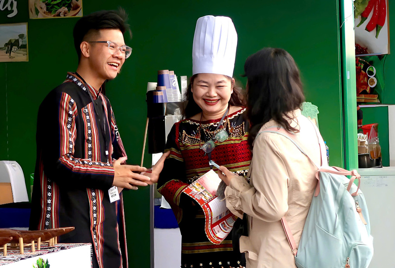 Với nụ cười rạng rỡ, chị Nguyễn Thị Hồng Yến (phường Kon Tum, tỉnh Quảng Ngãi) niềm nở giới thiệu món gỏi lá của vùng đất đại ngàn tới du khách. “Gỏi lá là nét tinh túy trong ẩm thực Tây Nguyên, được chế biến từ lá rừng, tôm suối cùng nước chấm lên men đặc trưng. Tôi hy vọng qua hội chợ lần này, hương vị ấy sẽ được lan tỏa đến đông đảo bạn bè gần xa”, chị Yến chia sẻ. (Ảnh: Minh Châu)