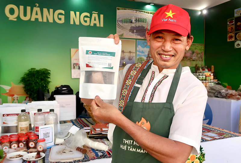 “Chúng tôi tin rằng thịt hun khói Măng Đen chứa đựng được trọn vẹn khí chất của người dân tộc, cuộc sống, dân dã và linh hồn của rừng già”, đại diện hộ kinh doanh thịt hun khói Huệ Tâm Măng Đen bày tỏ niềm tự hào. (Ảnh: Minh Châu)