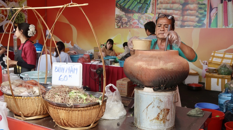Thành phố Hồ Chí Minh ghi dấu ấn trong lòng thực khách bằng tô bún mắm nóng hổi với nước dùng thơm lừng từ mắm cá linh, cá sặc, kèm đủ loại hải sản, thịt heo quay, rau sống tươi giòn. (Ảnh: Minh Châu)