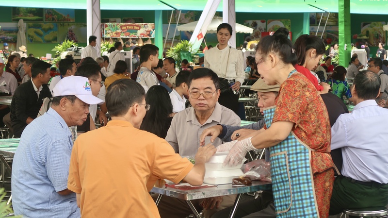 Đông đảo thực khách thưởng thức đặc sản các vùng miền tại khu ăn chung. (Ảnh: Minh Châu)