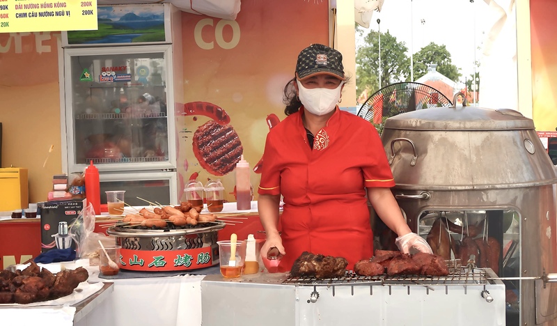 Ngoài các món ăn truyền thống trong nước, Lễ hội ẩm thực Thu Mỹ Vị còn chiêu đãi du khách vô vàn món nướng đặc biệt từ Nhật Bản, Trung Quốc,  Đức, Bỉ, tạo nên trải nghiệm hương vị đa tầng, độc đáo. (Ảnh: Minh Châu)
