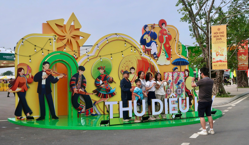 Nhiều du khách đến từ sớm check-in, ghi lại những khoảnh khắc đẹp bên người thân dưới tiết trời thu dịu mát. (Ảnh: Minh Châu)