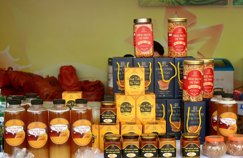 Nhiều đặc sản được đóng gói cẩn thận, bao bì đẹp mắt. (Ảnh: Minh Châu)