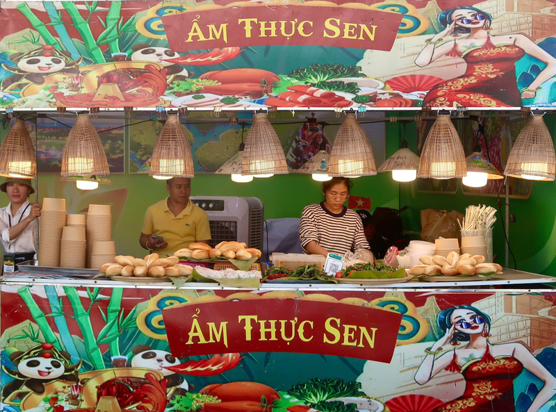 Giữa không gian lễ hội ngập tràn sắc màu, gian hàng của Nghệ An nổi bật với hương thơm cay nồng quen thuộc của súp lươn - món ngon trứ danh được nấu tại chỗ, mang đến cho thực khách cảm giác vừa thân quen vừa hấp dẫn. (Ảnh: Minh Châu)