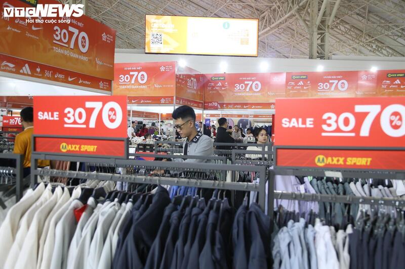 Các nhãn hiệu thời trang đang tung mức khuyến mại từ 30 - 70%. Vì thế, các gian hàng bán quần áo, giày dép luôn nườm nượp khách từ sáng đến tối.