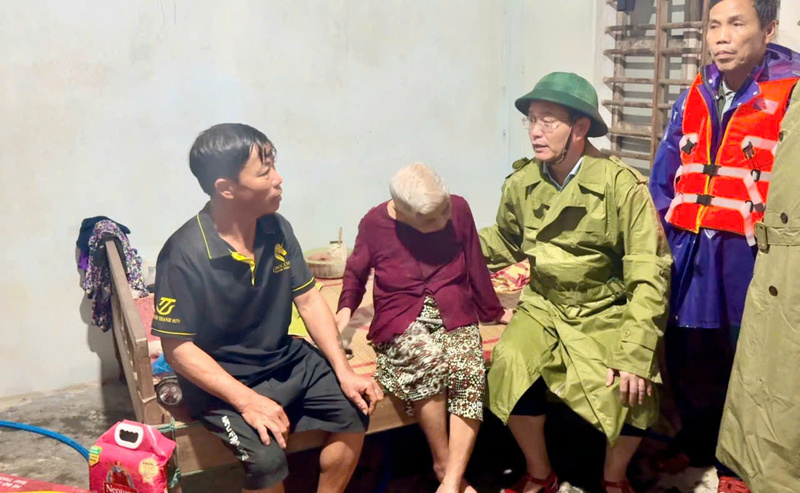 Bí thư Thành uỷ Huế Nguyễn Đình Trung thăm hỏi, động viên người cao tuổi, hộ dân bị chia cắt do lũ. Ảnh: Nguyễn Tuấn