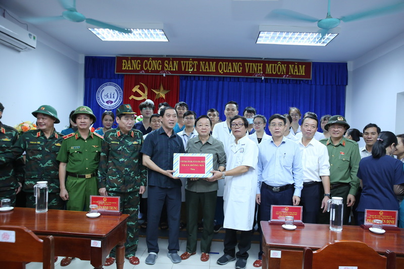 Phó Thủ tướng Chính phủ Trần Hồng Hà tặng quà tại Bệnh viện Phục hồi chức năng thành phố Huế. Ảnh: Nguyễn Tuấn