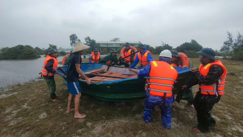 Sơ tán tài sản và người dân đến nơi an toàn. Ảnh: Bình An