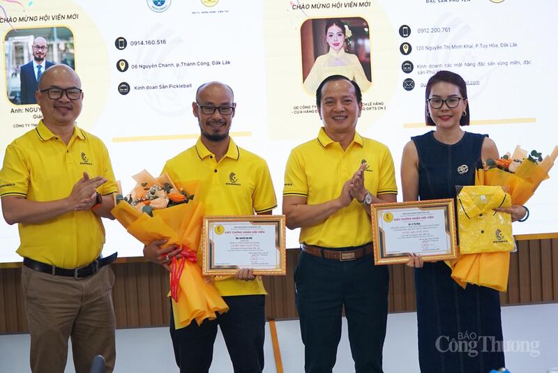 Lễ kết nạp 2 thành viên mới của Hiệp hội Doanh nhân Đắk Lắk. Ảnh: Vũ Long