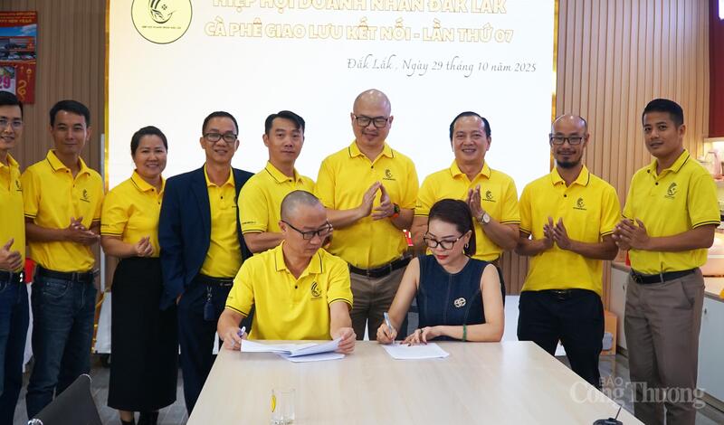 Ký kết hợp tác giữa Công ty TNHH quà tặng và du lịch Lê Hằng và Công ty TNHH sản xuất thương mại và dịch vụ Bazan Đỏ. Ảnh: Vũ Long