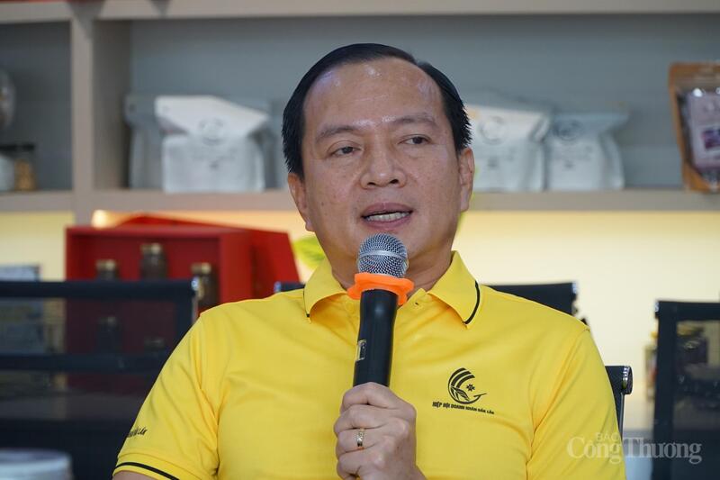 Phó Chủ tịch Hiệp hội Doanh nhân Đắk Lắk Trần Đình Tuấn phát biểu tại chương trình cà phê Doanh nhân – Giao lưu & Kết nối lần thứ 7. Ảnh: Vũ Long