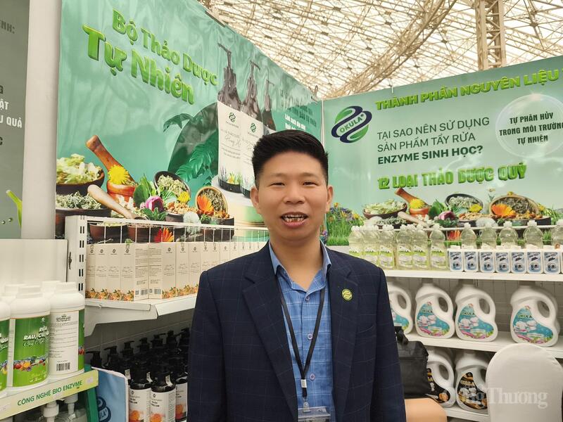 Ông Cù Vĩnh Toàn - Tổng giám đốc Công ty Cổ phần Okula Group trả lời phỏng vấn phóng viên Báo Công Thương tại Hội chợ Mùa Thu. Ảnh: Nguyễn Hoà