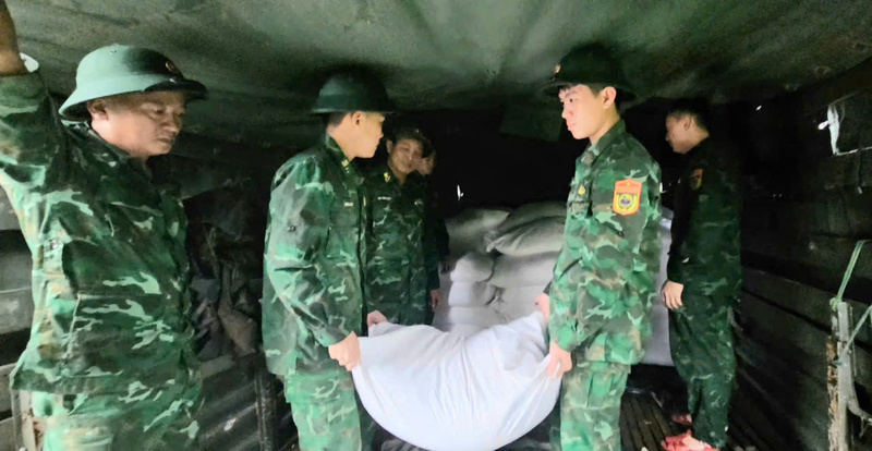 Bốc dỡ gạo dự trữ phòng chống thiên tai cung cấp cho các địa phương. Ảnh: Nguyễn Tuấn