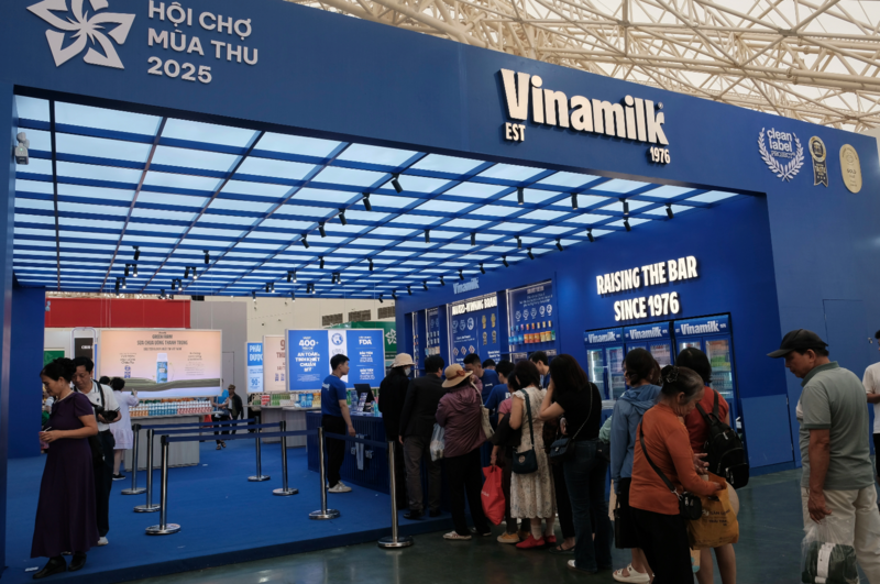 Tại gian hàng của Vietnam Airlines, khách tham quan được hưởng ưu đãi giảm 10% giá vé máy bay