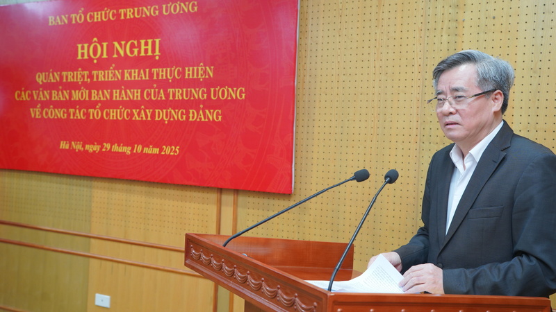 Đồng chí Nguyễn Quang Dương, Phó Trưởng Ban Tổ chức Trung ương quán triệt các văn bản của Trung ương.