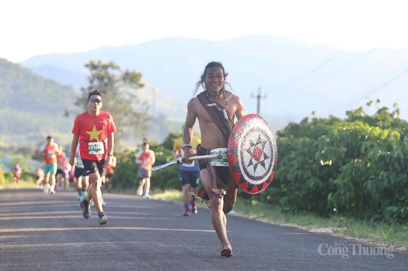 Hình ảnh ấn tượng tại giải chạy "Gia Lai City Trail - Giấc mơ đại ngàn 2024”. Ảnh: Hiền Mai