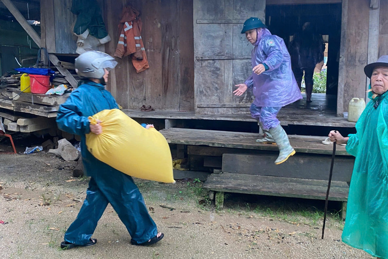 Nỗ lực sơ tán người dân đến nơi an toàn. Ảnh: Xã La Dêê