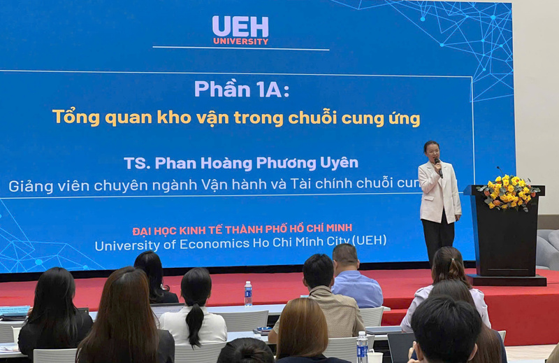 Diễn giả trình bày tổng quan kho vận trong chuỗi cung ứng tại buổi tập huấn. Ảnh: Minh Khuê.