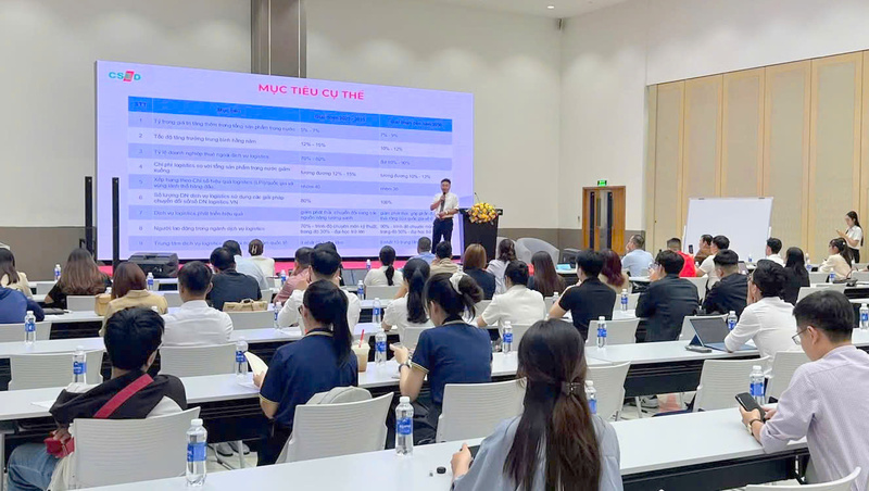 Đại diện Sở Công Thương TP. Hồ Chí Minh giới thiệu chính sách hỗ trợ phát triển ngành logistics trên địa bàn thành phố tại sự kiện. Ảnh: Minh Khuê.