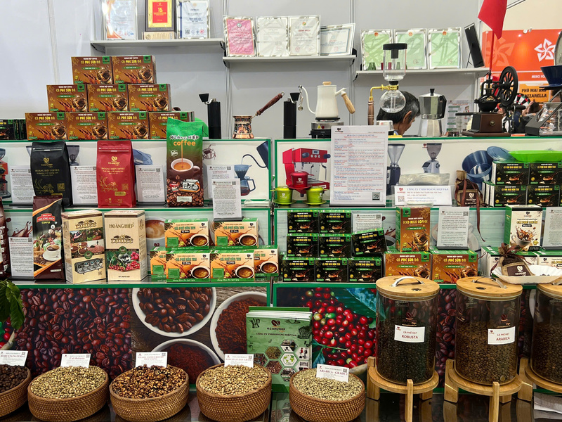 Nhiều đối tác nước ngoài rất quan tâm đến sản phẩm cà phê của Việt Nam, đặc biệt là dòng cà phê dừa công nghệ sấy lạnh thăng hoa. Ảnh: Thanh Thảo.