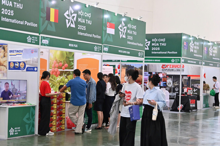 Sự xuất hiện của các gian hàng quốc tế mang đến một không gian giao thương sôi động, đa sắc màu và đậm tính quốc tế.