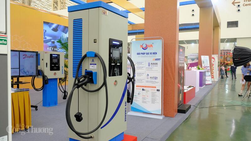 Trụ sạc xe điện tiêu chuẩn quốc tế được các kỹ sư Việt từ Nova Energy nghiên cứu và phát triển. Ảnh: Lê An