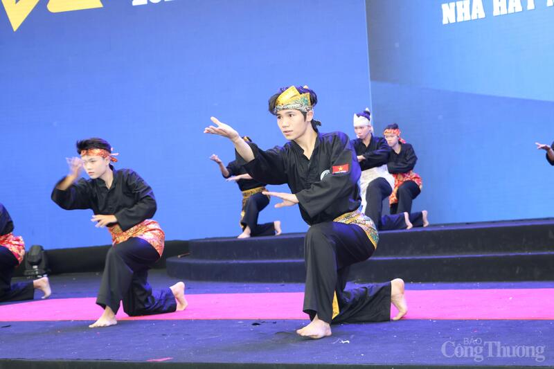 Các vận động viên đã có quá trình chuẩn bị rất dài để có thể biểu diễn trọn vẹn, thành công các tiết mục tại Hội chợ Mùa Thu lần thứ nhất - 2025.