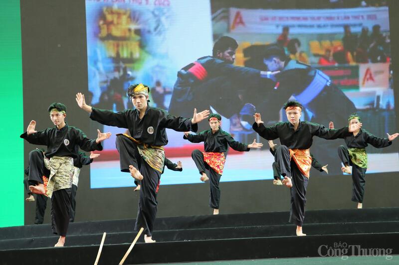 Các vận động viên biểu diễn nhiều động tác đẹp mắt.