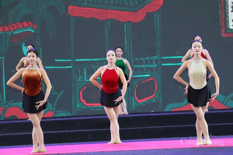 Khác với tiết mục trình diễn thể thao thể hiện động tác mạnh mẽ, các vũ công múa ba lê trình diễn những động tác nhẹ nhàng, uyển chuyển, đầy khéo léo và sáng tạo.