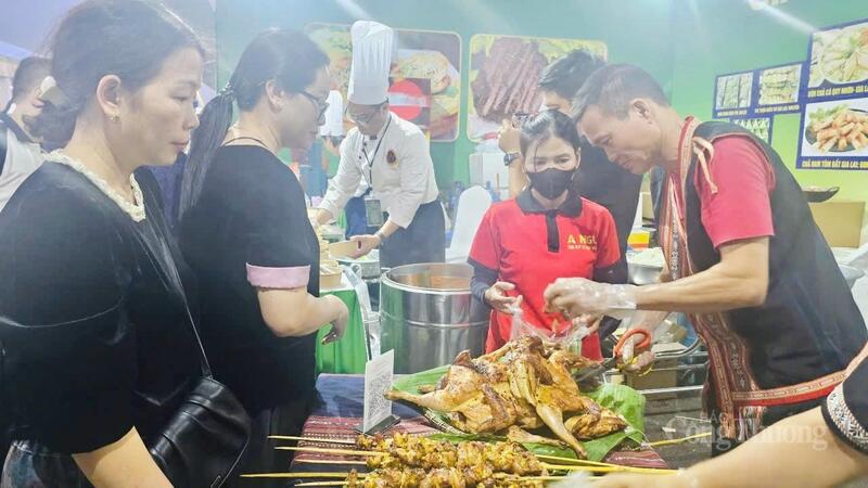 Đặc sản Gia Lai hút khách tại Lễ hội “Thu mỹ vị” (Hội chợ Mùa Thu lần thứ nhất - 2025). Ảnh: Hoàng Phát