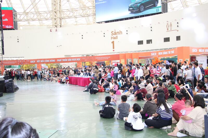 Đông đảo khán giả theo dõi các chương trình nghệ thuật, thể thao.