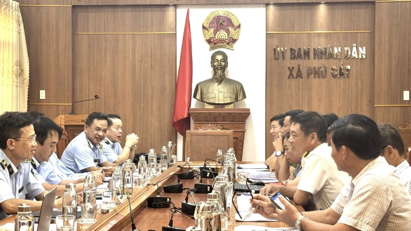 Chi cục Quản lý thị trường Gia Lai làm việc với UBND xã Phù Cát. Ảnh: QLTT