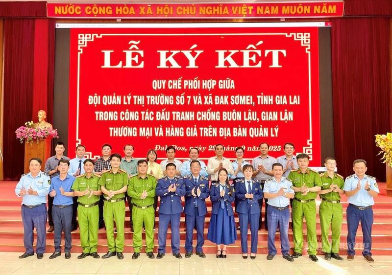 Đội Quản lý thị trường số 7 phối hợp với UBND 5 xã: Đak Đoa, Kon Gang, Ia Băng, KDang và Đak Sơmei ký kết quy chế phối hợp trong công tác phòng, chống buôn lậu và hàng giả. Ảnh: Hoàng Phát