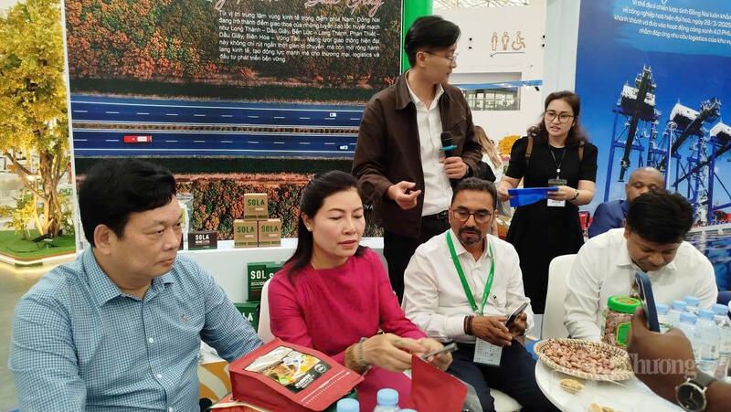 Ông Vũ Ngọc Long (ngoài cùng bên trái) Giám đốc Sở Công Thương tỉnh Đồng Nai trao đổi thông tin với đoàn doanh nghiệp quốc tế đến thăm quan, xúc tiến thương mại tại gian hàng của tỉnh. Ảnh: H.Sơn
