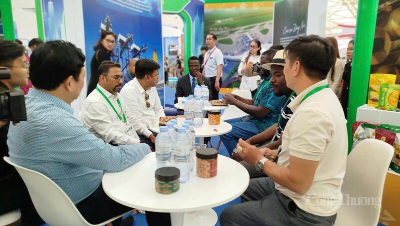 Đoàn doanh nghiệp quốc tế thăm quan gian hàng tỉnh Đồng Nai. Ảnh: H.Sơn