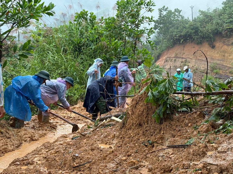Dọn dẹp bùn đất, sớm thông các tuyến đường bị đất vùi lấp. Ảnh: Xã La Dêê