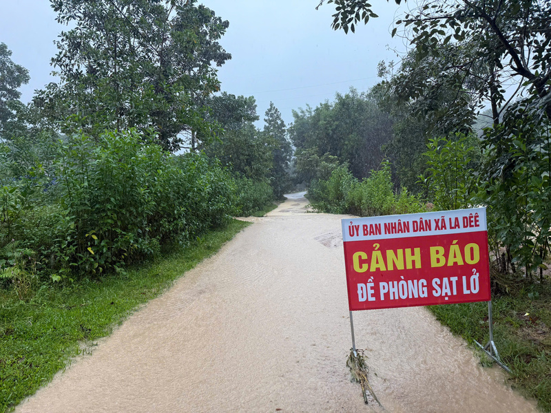 Mưa lớn kéo dài, các xã miền núi Đà Nẵng tiếp tục xuất hiện nhiều điểm sạt lở, các đơn vị Bộ đội Biên phòng trên địa bàn nỗ lực giúp dân sơ tán, di dời tài sản đến nơi an toàn. Ảnh: Xã La Dêê