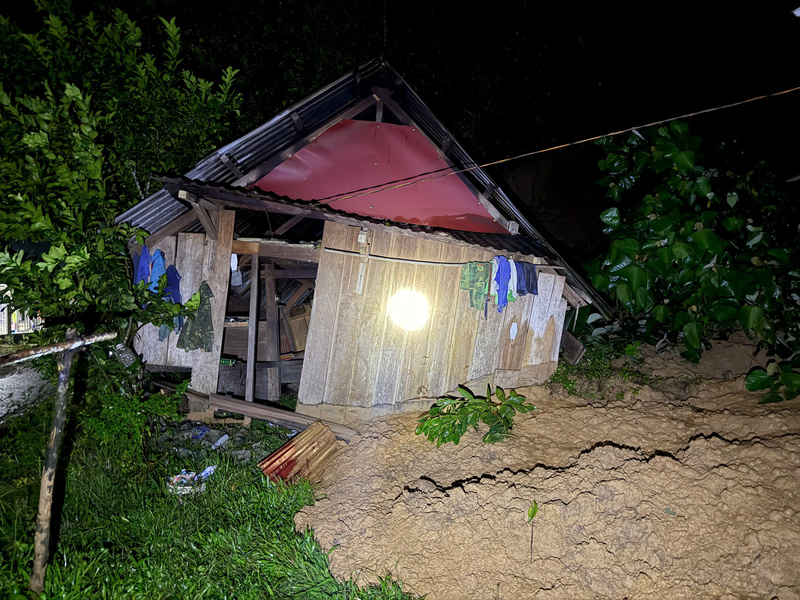 Tại xã biên giới La Dêê, sạt lở đất cũng đe dọa an toàn nhiều nhà dân. Ảnh: Bình An