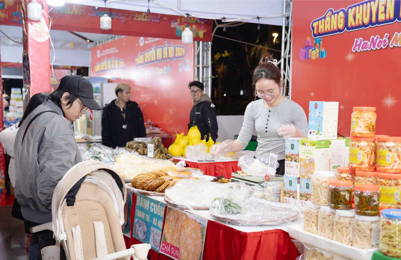 Người tiêu dùng tham quan mua sắm tại gian hàng tại sự kiện “Hà Nội siêu hội mua sắm – HaNoi Mega Sale” trong khuôn khổ Tháng Khuyến mại Hà Nội năm 2024 tại Quảng trường La Mã (Khu đô thị An Bình City, TP. Hà Nội). Ảnh: N.H