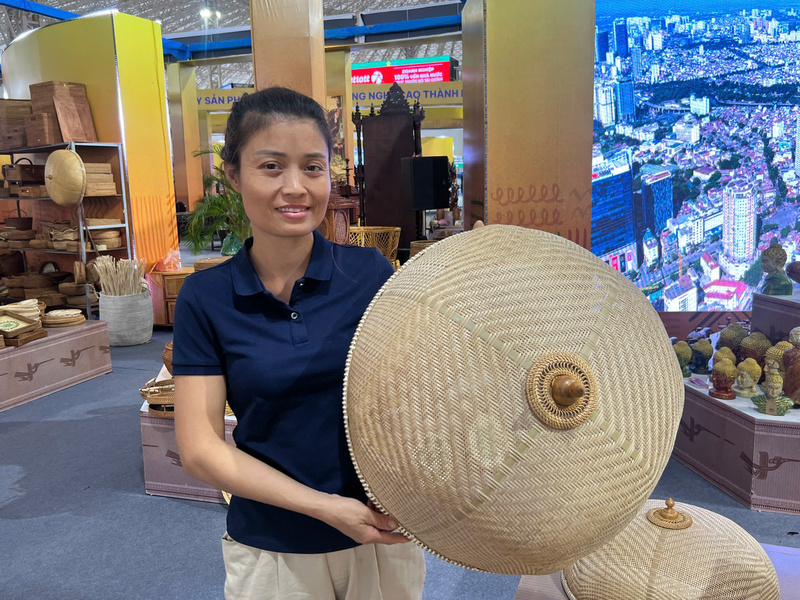 Chị Trần Thị Linh - chủ gian hàng mây, tre đan Trần Linh (Chương Mỹ - Hà Nội). Ảnh: Thanh Thảo.