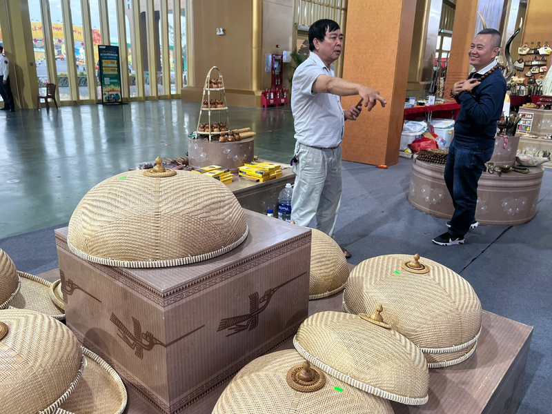 Nhiều vị khách lớn tuổi kể về những kỷ niệm tuổi thơ khi nhìn thấy hình ảnh chiếc lồng bàn nan tre. Ảnh: Thanh Thảo.